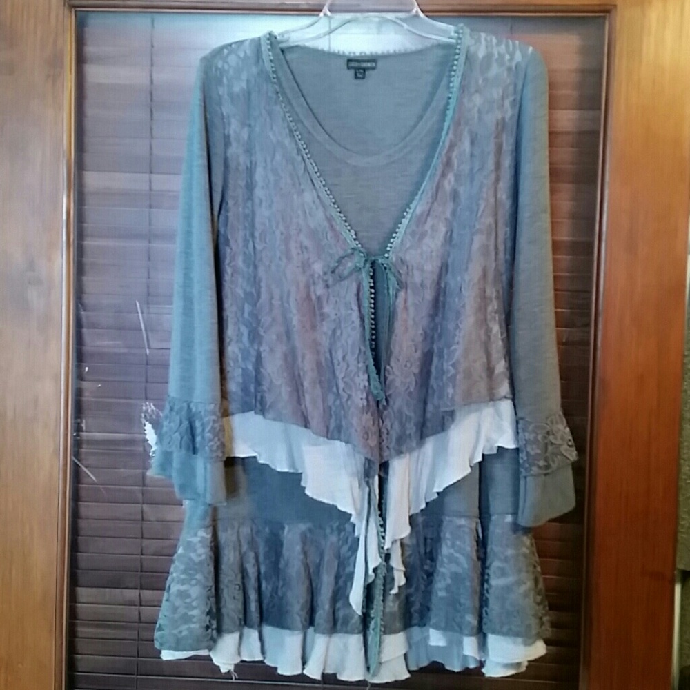 Final price drop, Beautiful lace trimmed tunic top
